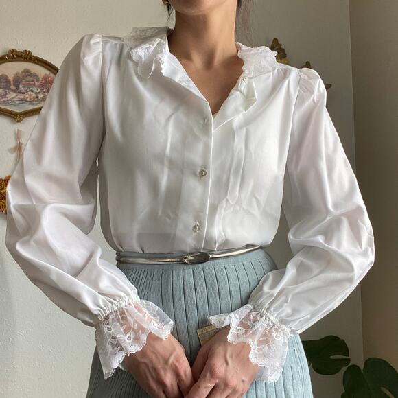 Vintage Tops - vintage button down with lace collar